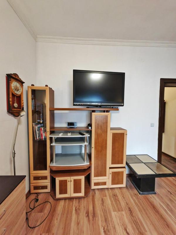 Central 1-BR Apartment - image 11
