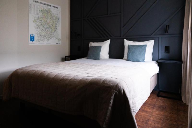 Modern Double or Twin Room image 3
