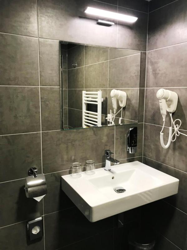 Twin Room image 4