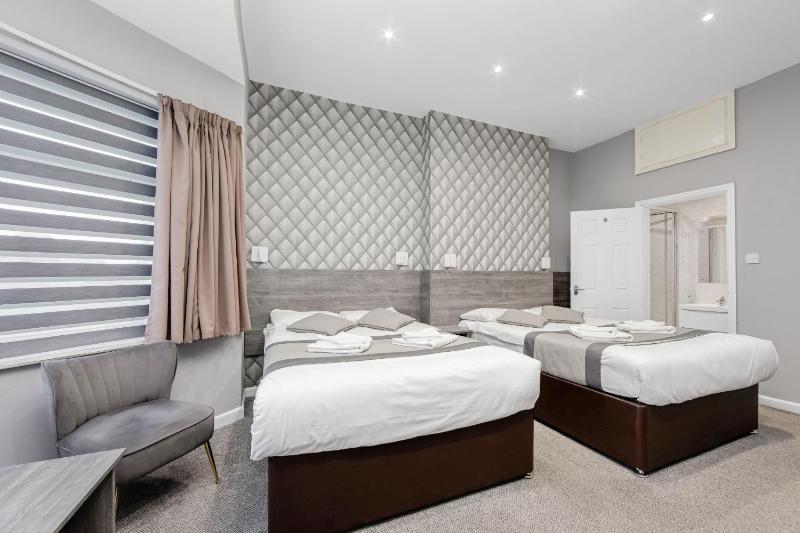 Family Room (4 Adults) image 2