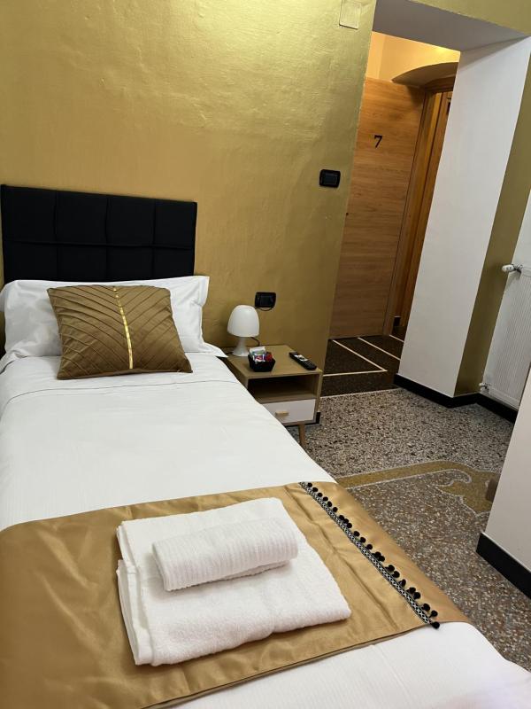 Genova Gold Rooms - image 7