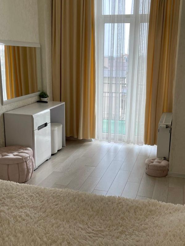 One-Bedroom Apartment image 4