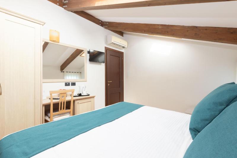 Classic Triple Room image 4