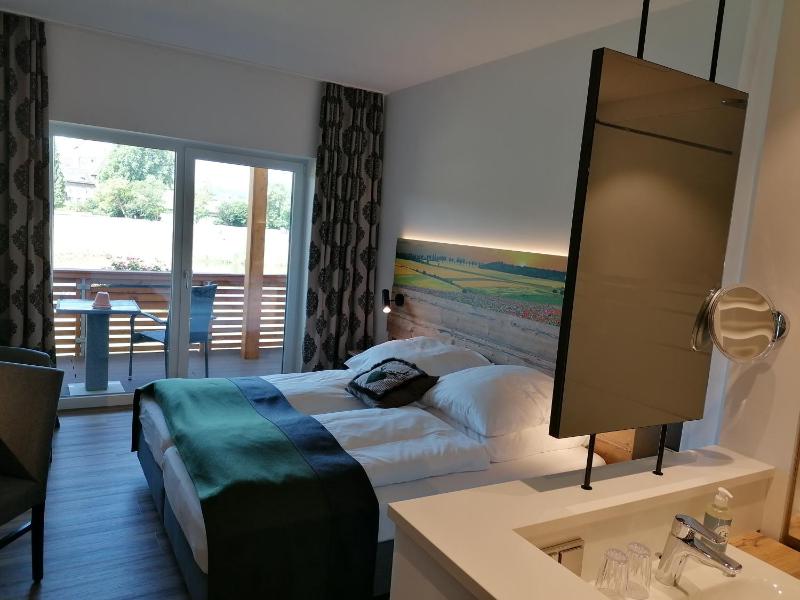 Double Room with Balcony image 3