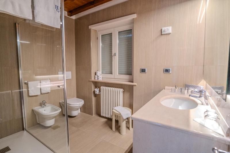 Superior Double Room with Lake View image 2
