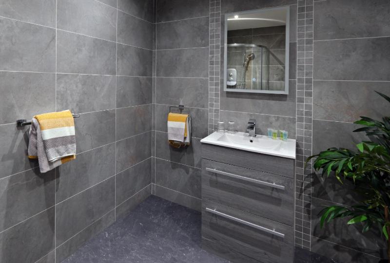 Twin Room with Bathroom image 4