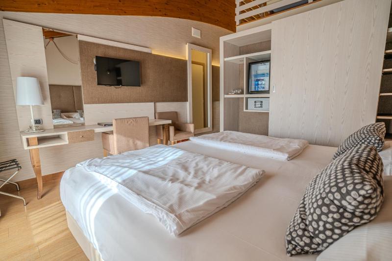 Superior Double Room with Lake View image 3
