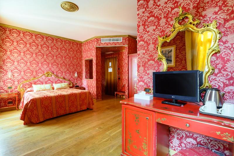 Junior Suite with Balcony and Canal View image 3