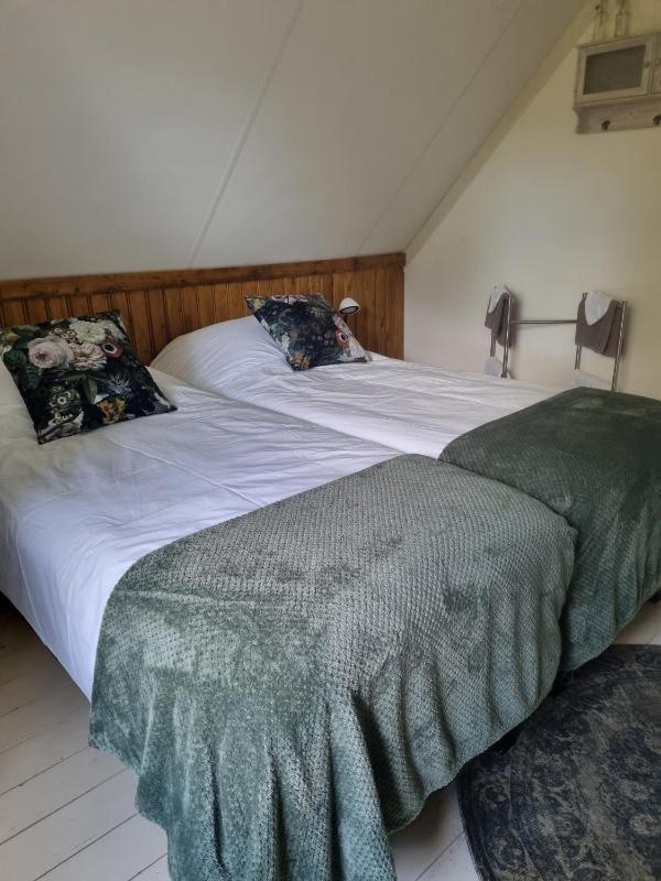 Double Room with Shared Bathroom image 2