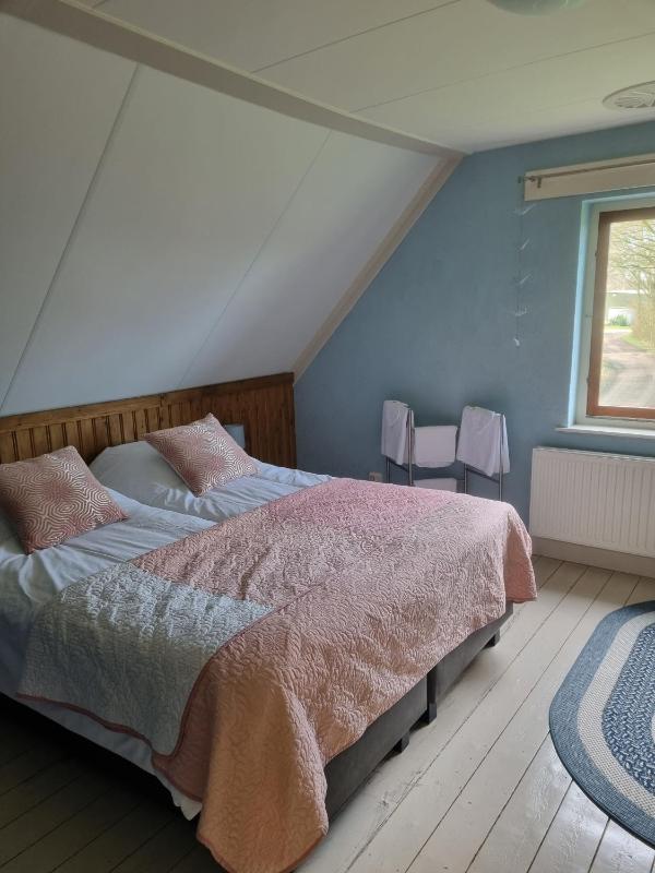 Basic Triple Room with Shared Bathroom image 2