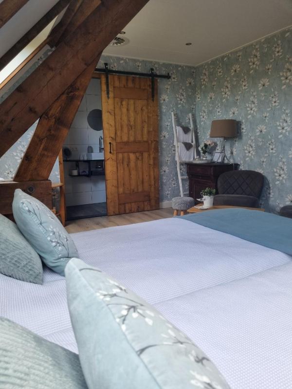 Triple Room with Private Bathroom image 4