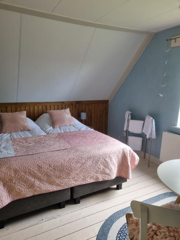Basic Triple Room with Shared Bathroom image 3