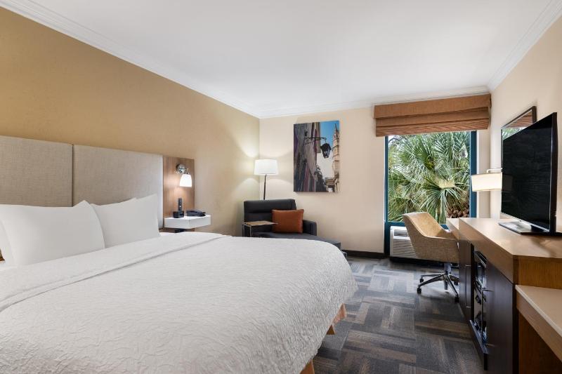 King Room with King Bed - Non-Smoking image 1