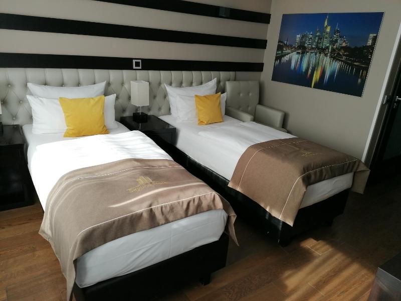 Standard Twin Room image 1