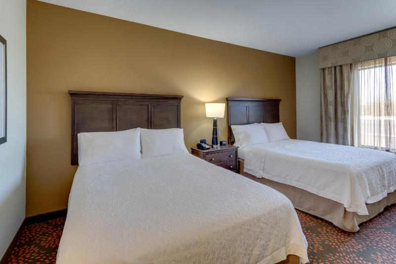 Queen Room with Two Queen Beds (4 Adults) image 2