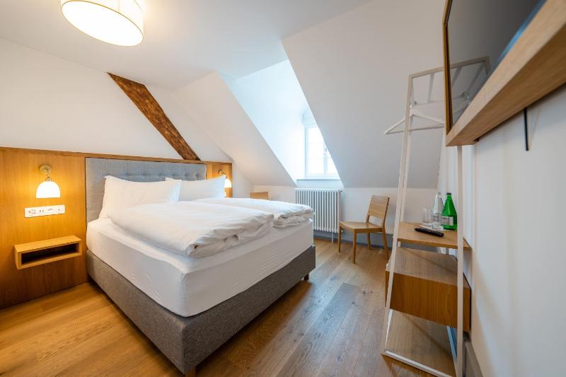 Standard Queen Room image 3