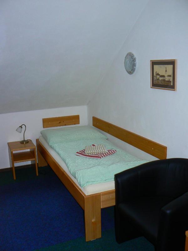 Twin Room image 4