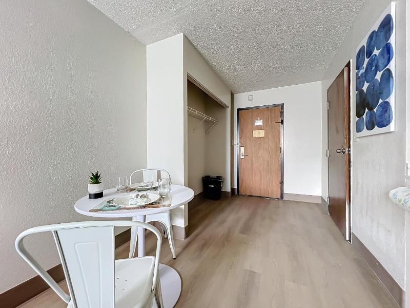 1 King Bed, Mobility/Hearing Accessible Room,Â Roll-in Shower, Non-Smoking image 2