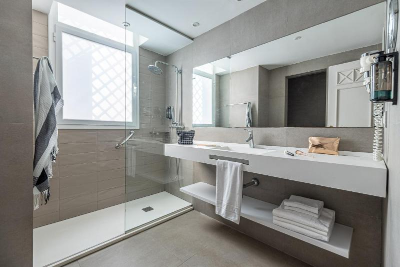 Superior Triple Room with Sea View image 1