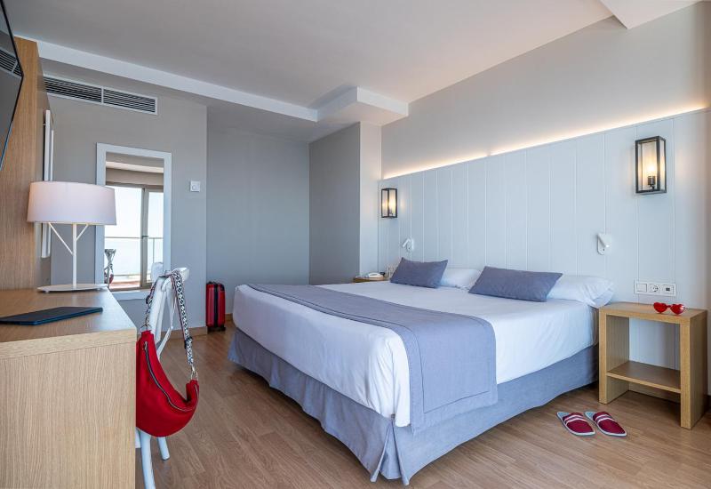 Junior Suite with Sea View (2 Adults + 2 Children) image 3