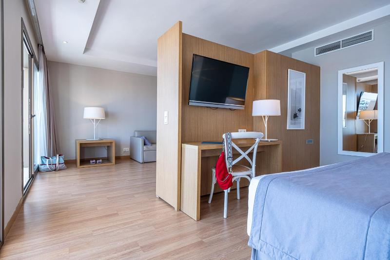 Junior Suite with Sea View (2 Adults + 2 Children) image 4