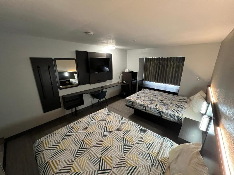 Queen Room with Two Queen Beds - Non-Smoking image 3