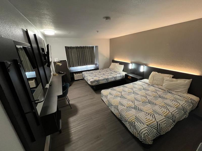 Queen Room with Two Queen Beds - Non-Smoking image 4