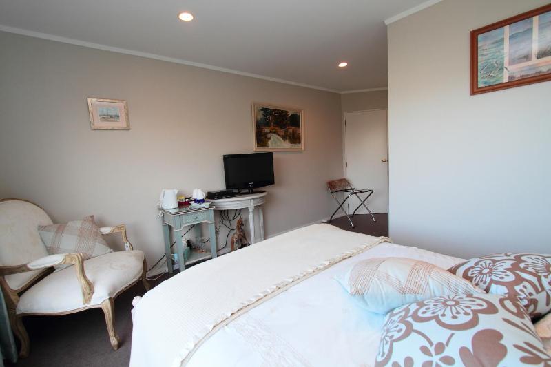 Pacific View Bed and Breakfast - image 10