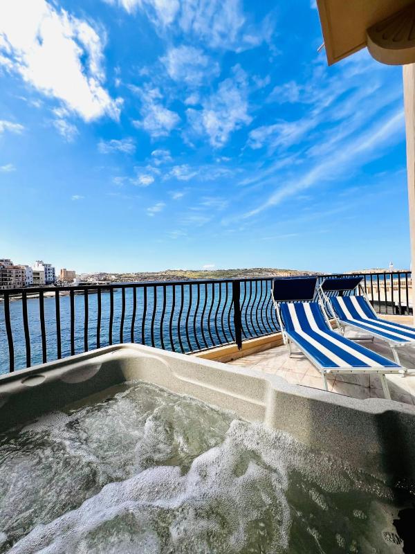 Double Room with Spa Bath image 2