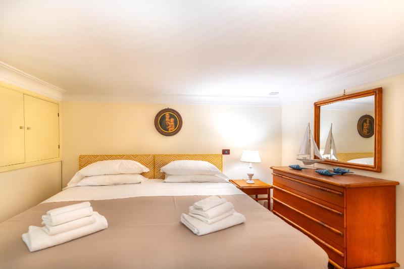Flat Rosanna - image 12