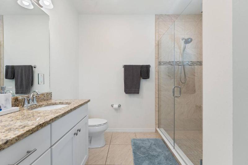 Pool Beach Club Spacious 2bd Sleeps 8 - image 30