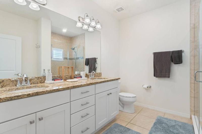 Pool Beach Club Spacious 2bd Sleeps 8 - image 17