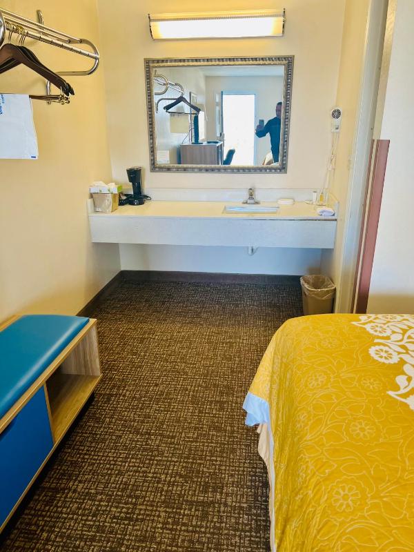 Queen Room with Two Queen Beds - Non-Smoking image 3