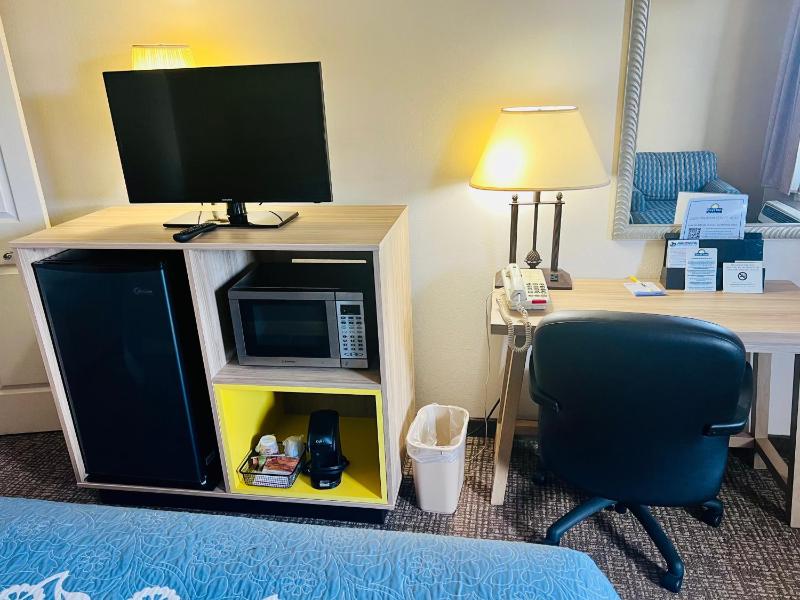 King Room - Non-Smoking image 2