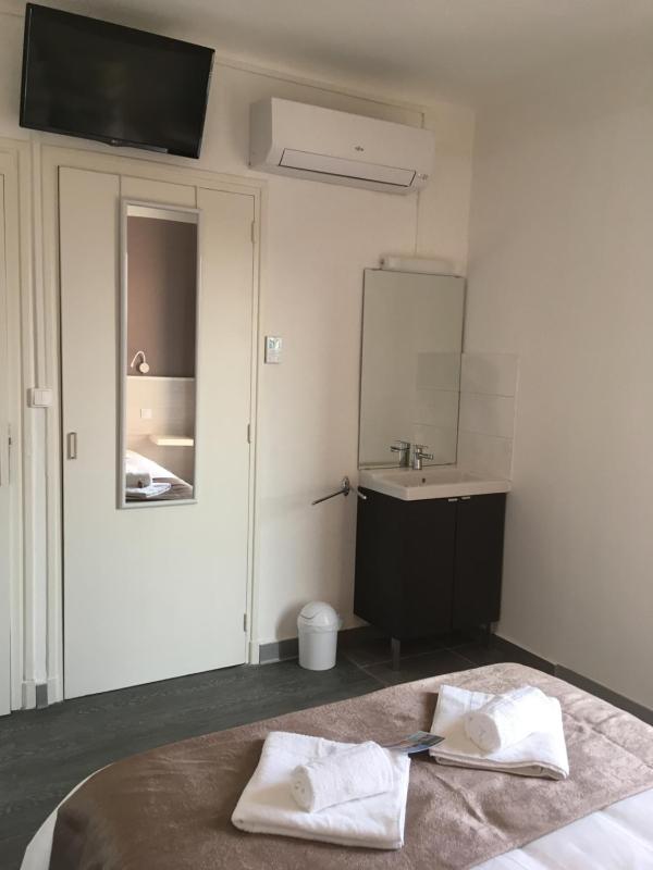 Double Room with Balcony - Sea and Street View image 2
