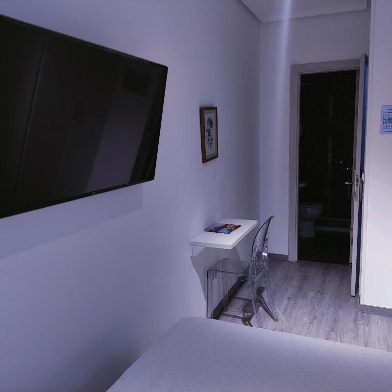 Single Room image 4