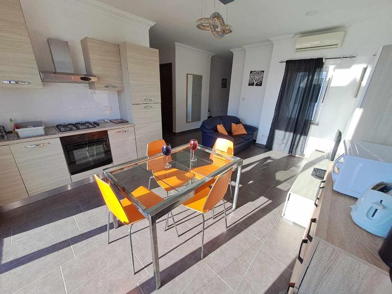 St Julians Sliema Penthouse 3 minutes walk from seafront - image 4