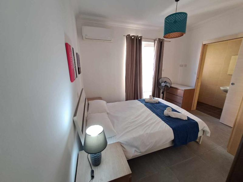 St Julians Sliema Penthouse 3 minutes walk from seafront - image 2