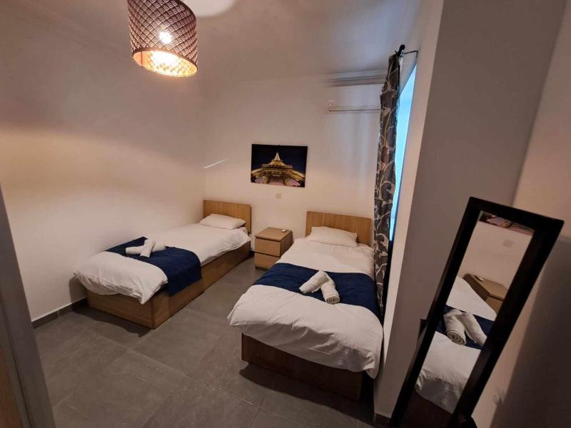 St Julians Sliema Penthouse 3 minutes walk from seafront - image 10