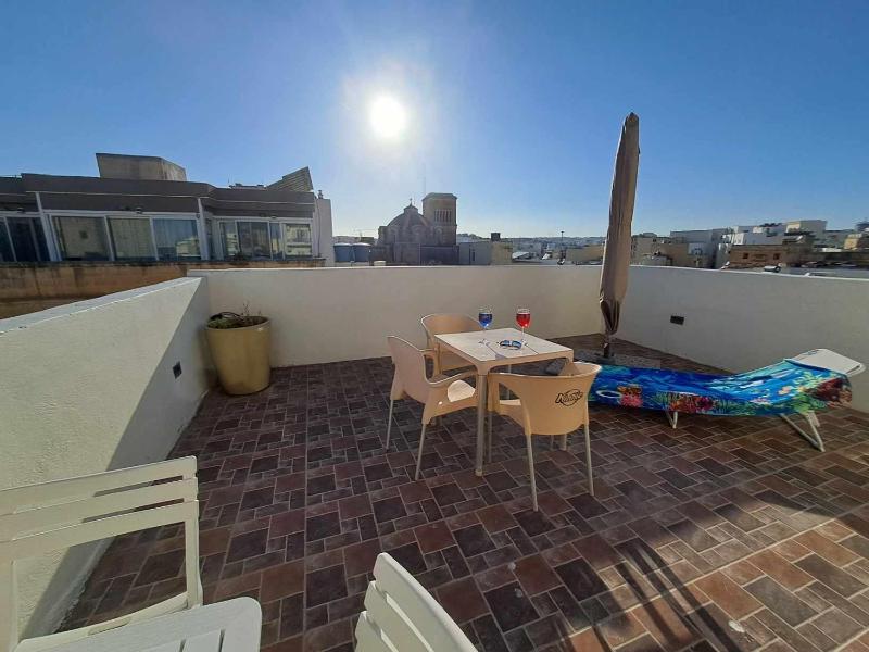 St Julians Sliema Penthouse 3 minutes walk from seafront - image 6