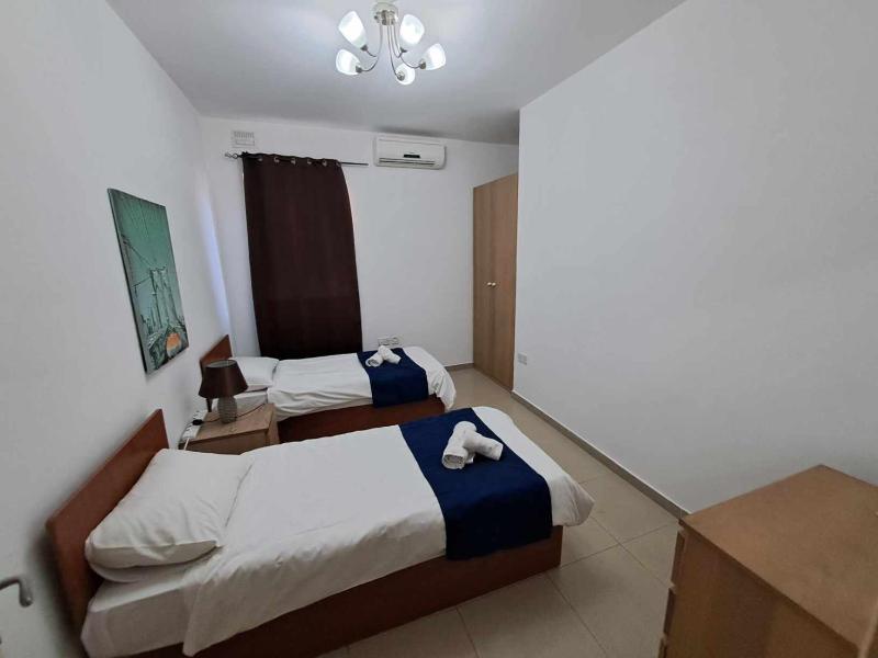 St Julians Sliema 3 minutes walk from promenade 3 bedroom apartment - image 6
