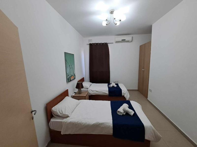 St Julians Sliema 3 minutes walk from promenade 3 bedroom apartment - image 2