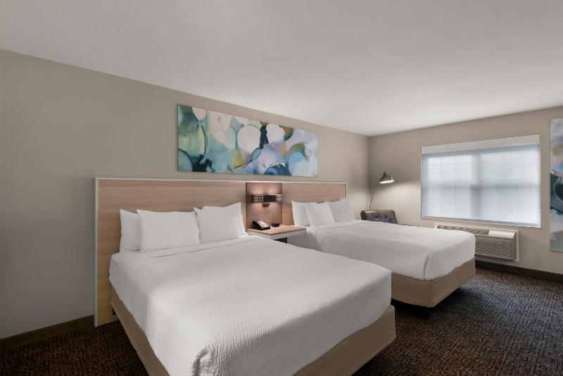 Queen Room with Two Queen Beds - Non-Smoking image 2