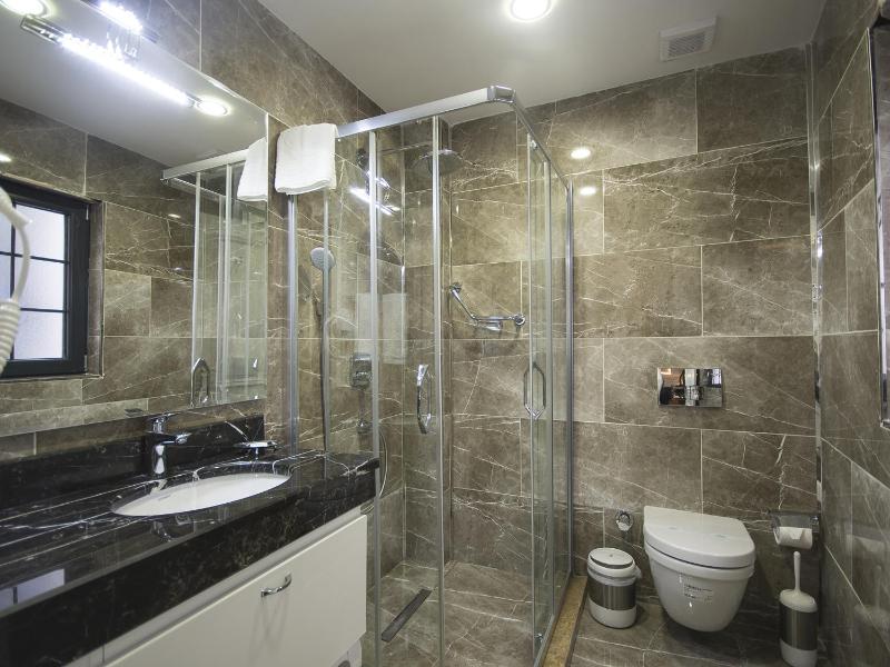 Corner Deluxe Room image 2