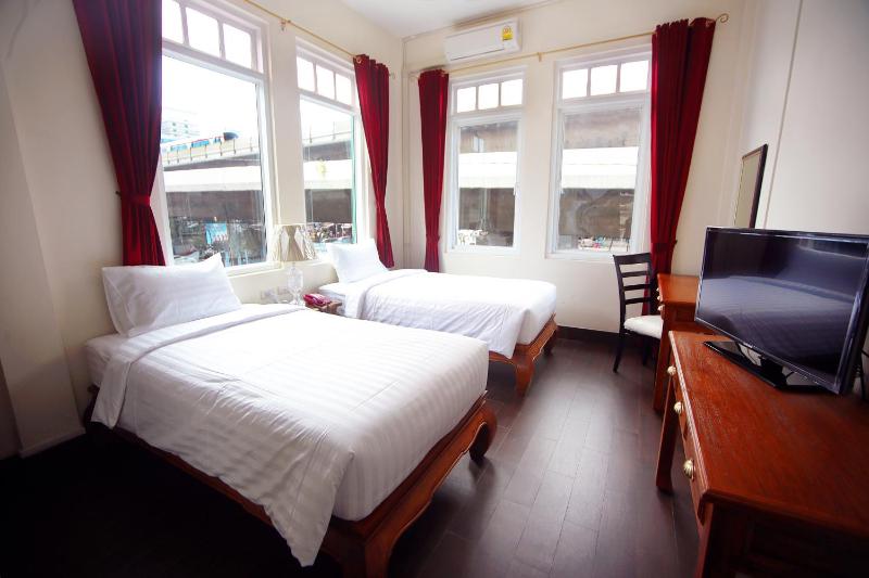 Corner Twin Room with City View image 3