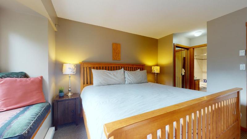 2BR in Symphony Whistler Village Complex Hot Tub Gas Fireplace Parking Gondola Shuttle - image 8