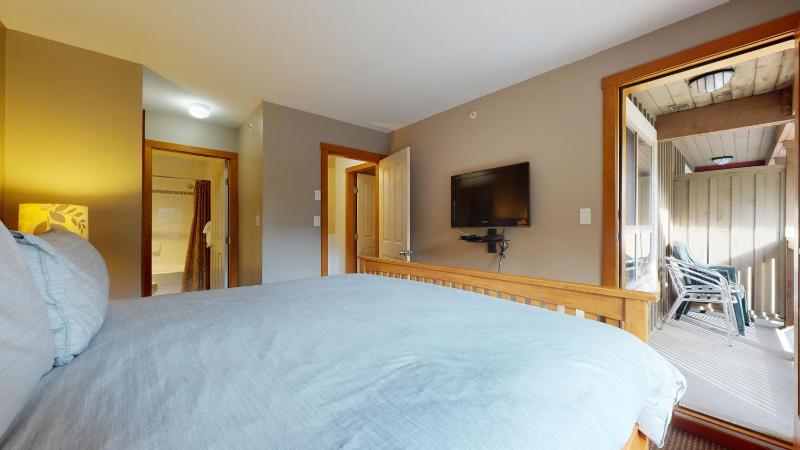 2BR in Symphony Whistler Village Complex Hot Tub Gas Fireplace Parking Gondola Shuttle - image 16