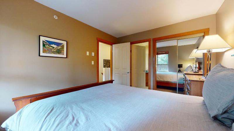 2BR in Symphony Whistler Village Complex Hot Tub Gas Fireplace Parking Gondola Shuttle - image 26