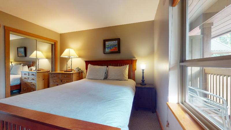 2BR in Symphony Whistler Village Complex Hot Tub Gas Fireplace Parking Gondola Shuttle - image 24