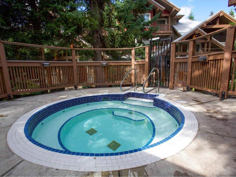 2BR in Symphony Whistler Village Complex Hot Tub Gas Fireplace Parking Gondola Shuttle - image 18
